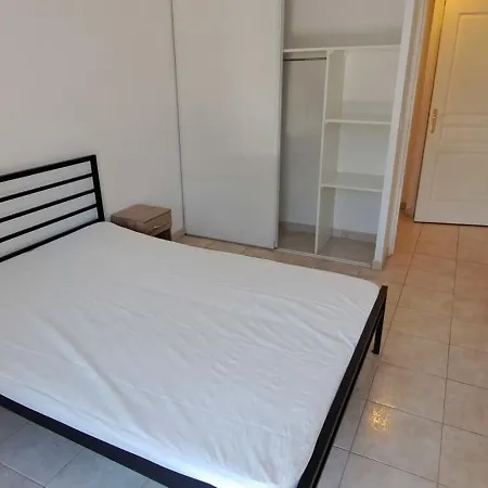 Appartement Spacious With Furnished Terrace Hyères