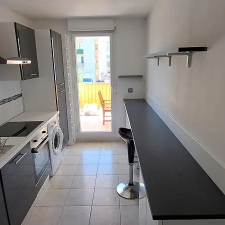 Spacious With Furnished Terrace Apartment Hyeres